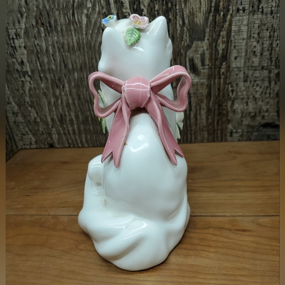 Artistic Gifts Inc Ceramic White Cat with Flowers & Bow Made In Taiwan Vintage - Picture 5 of 9